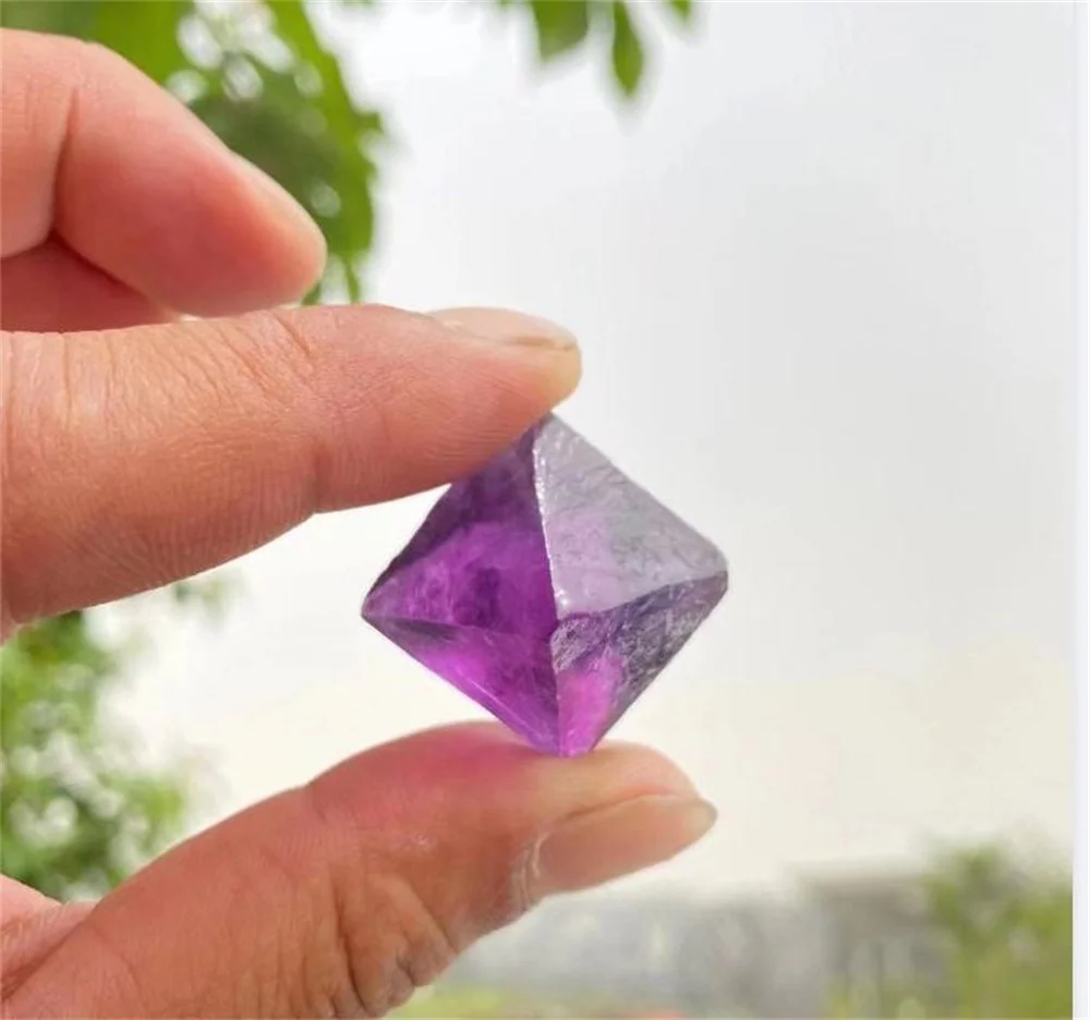 Оптовый образец резьбы по камню с натуральным кристаллом Октаэдр Фиолетовый флюорит многогранник Изображение 0