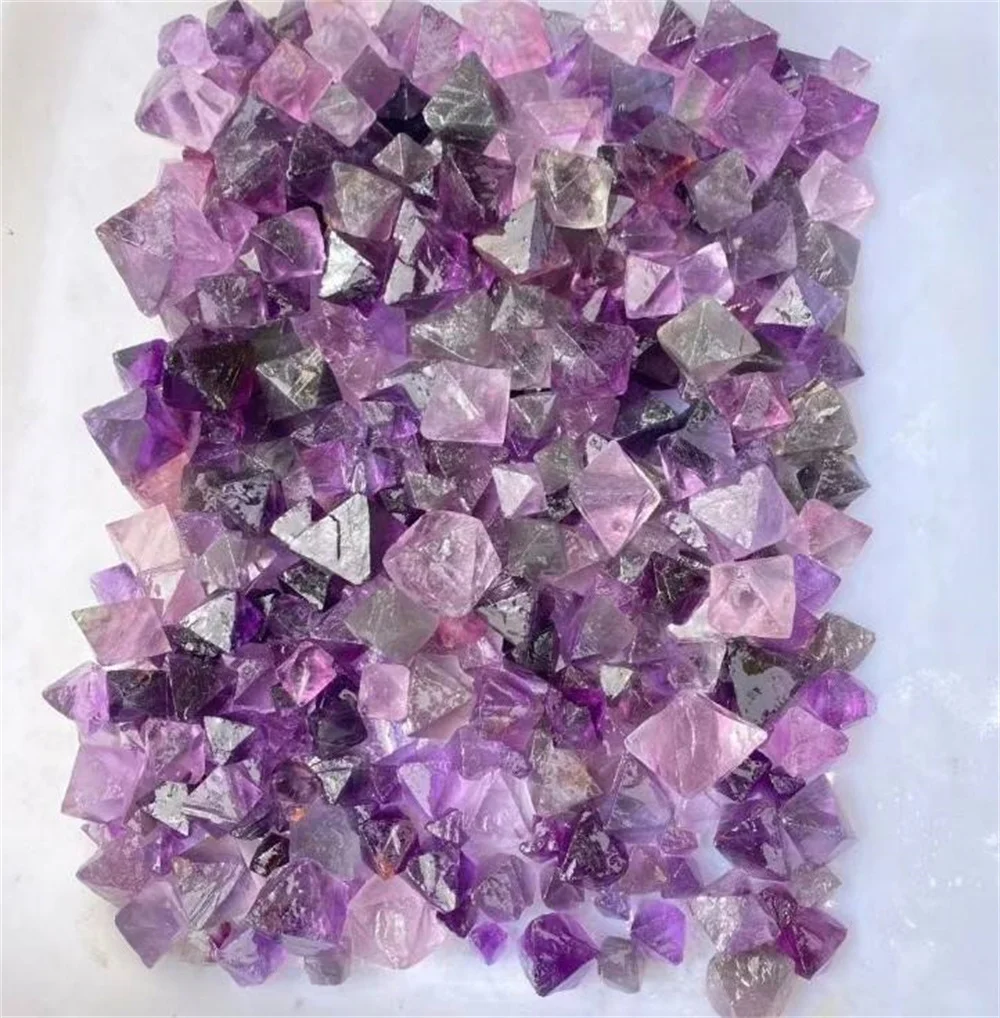 Оптовый образец резьбы по камню с натуральным кристаллом Октаэдр Фиолетовый флюорит многогранник Изображение 3