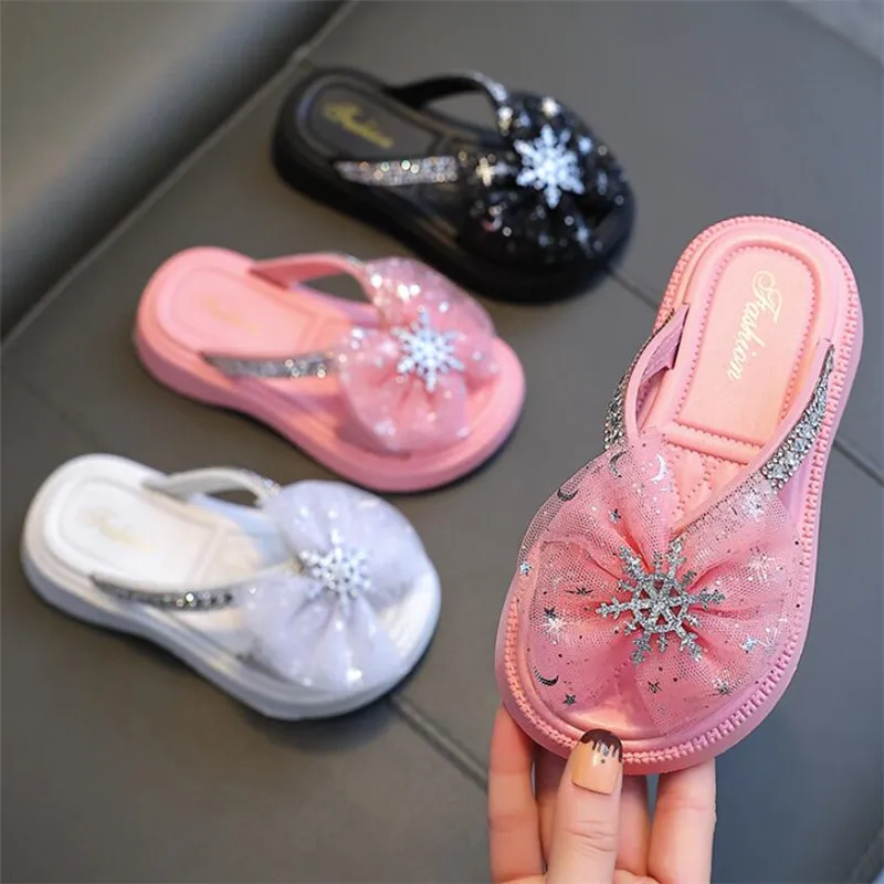 Сандалии и тапочки для девочек, летние домашние нескользящие тапочки на мягкой подошве для ванной комнаты, обувь принцесс для девочек, уличная детская пляжная обувь Изображение 0