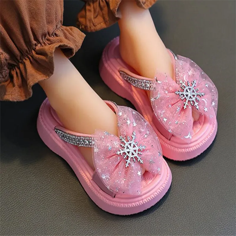 Сандалии и тапочки для девочек, летние домашние нескользящие тапочки на мягкой подошве для ванной комнаты, обувь принцесс для девочек, уличная детская пляжная обувь Изображение 1