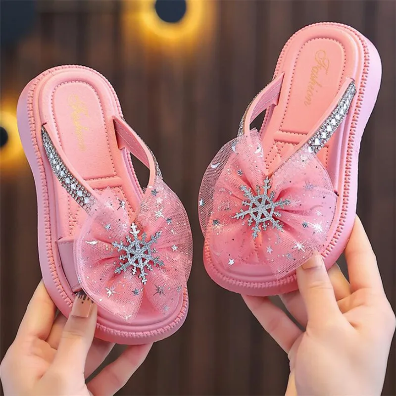 Сандалии и тапочки для девочек, летние домашние нескользящие тапочки на мягкой подошве для ванной комнаты, обувь принцесс для девочек, уличная детская пляжная обувь Изображение 2