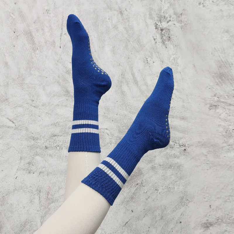 Синие носки для пилатеса, чулки из тонкой эпоксидной смолы ПВХ, нескользящие Профессиональные женские однотонные спортивные носки для йоги в две полосы, Изображение 4