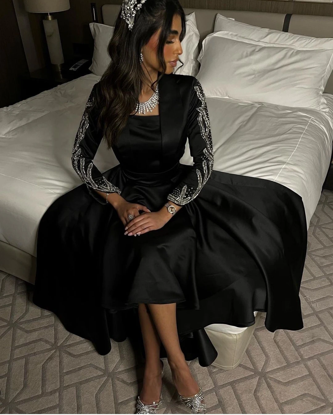 Женские черные атласные платья Other Shore с квадратным вырезом и длинными рукавами Длиной до щиколоток, асимметричное вечернее платье 2023 Изображение 3